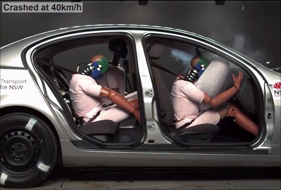 Crash-test avec des mannequins, montrant un airbag déployé et des occupants attachés ou non attachés.