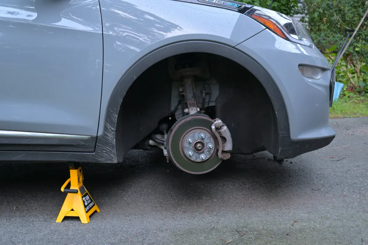 Roue avant déposée montrant le disque de frein et l’étrier.