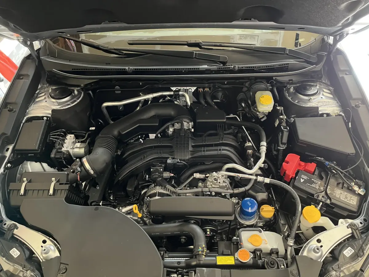 Compartiment moteur d’une Subaru Outback, avec plusieurs bouchons de réservoirs visibles.