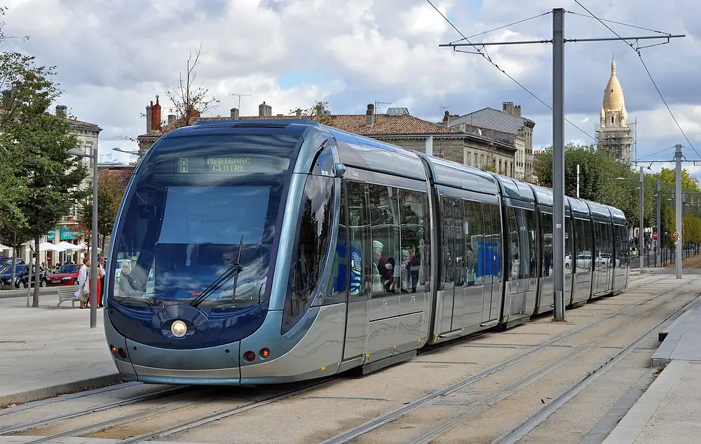 Tramway circulant dans une rue de Bordeaux.