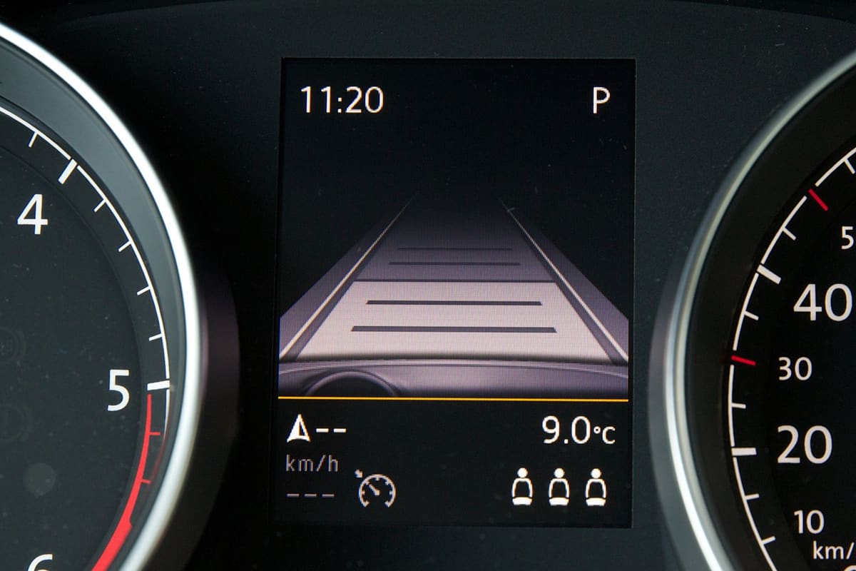Écran du combiné d’instruments d’une Volkswagen Golf affichant l’interface du régulateur adaptatif, avec un véhicule détecté devant et la consigne de vitesse non réglée.