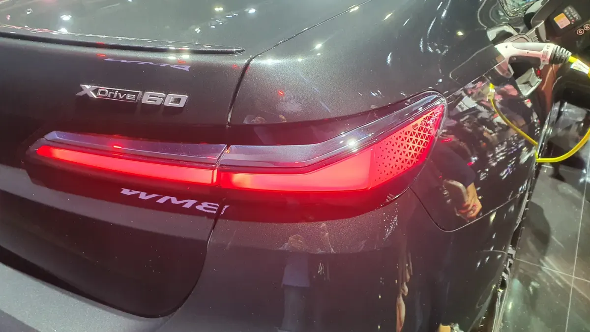 Détail du bloc optique arrière droit d’une BMW Série 7, feu rouge allumé.