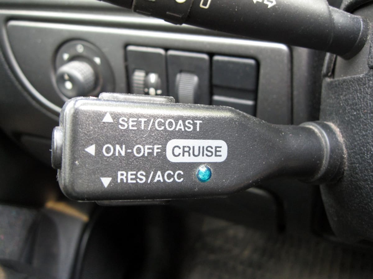Commande de régulateur de vitesse dans une Citroën Xsara.