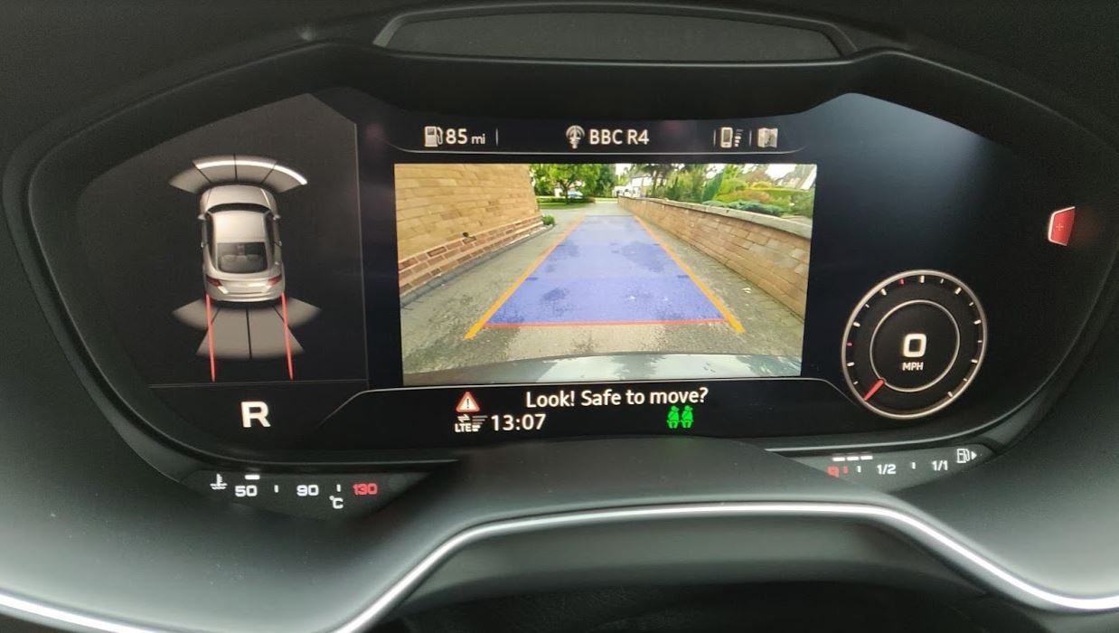 Image de caméra de recul affichée sur le tableau de bord d’une Audi.