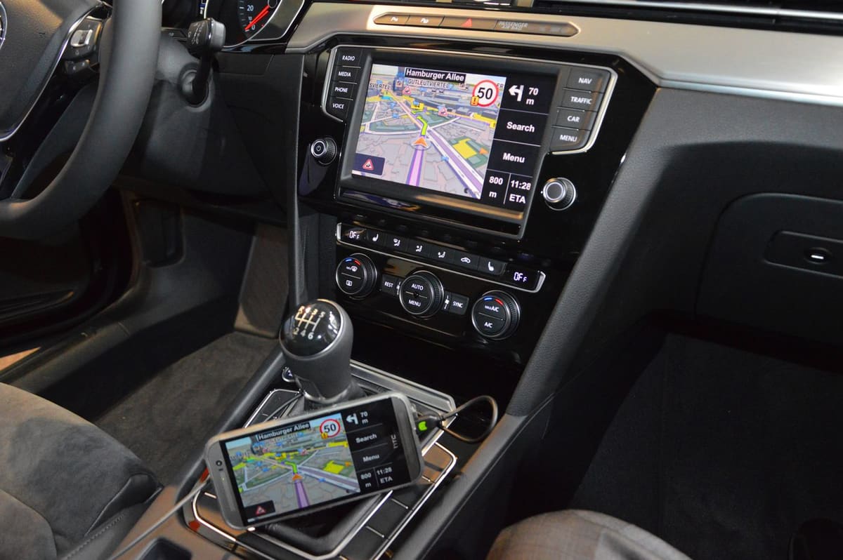 GPS portable TomTom installé dans l’habitacle d’une voiture.